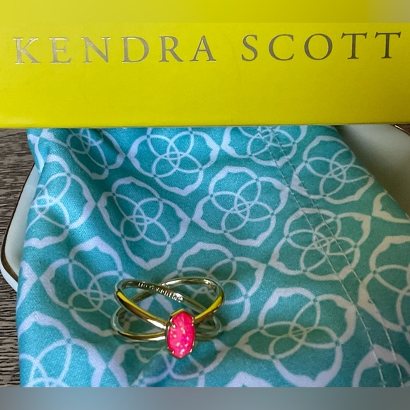 NEW Kendra Scott Emilie Double Band Ring in Hot Pink Kyocera Opal framed in Gold - Picture 2 of 6